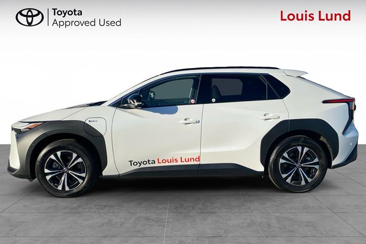 Hvid Toyota BZ4X fra 2025