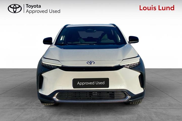Hvid Toyota BZ4X fra 2025