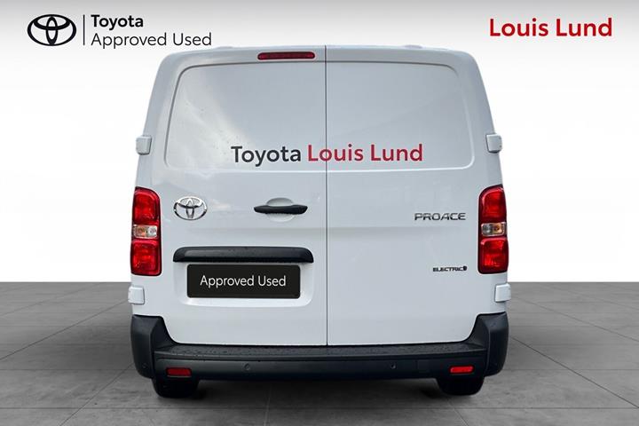 Hvid Toyota Proace Electric fra 2025 set udefra