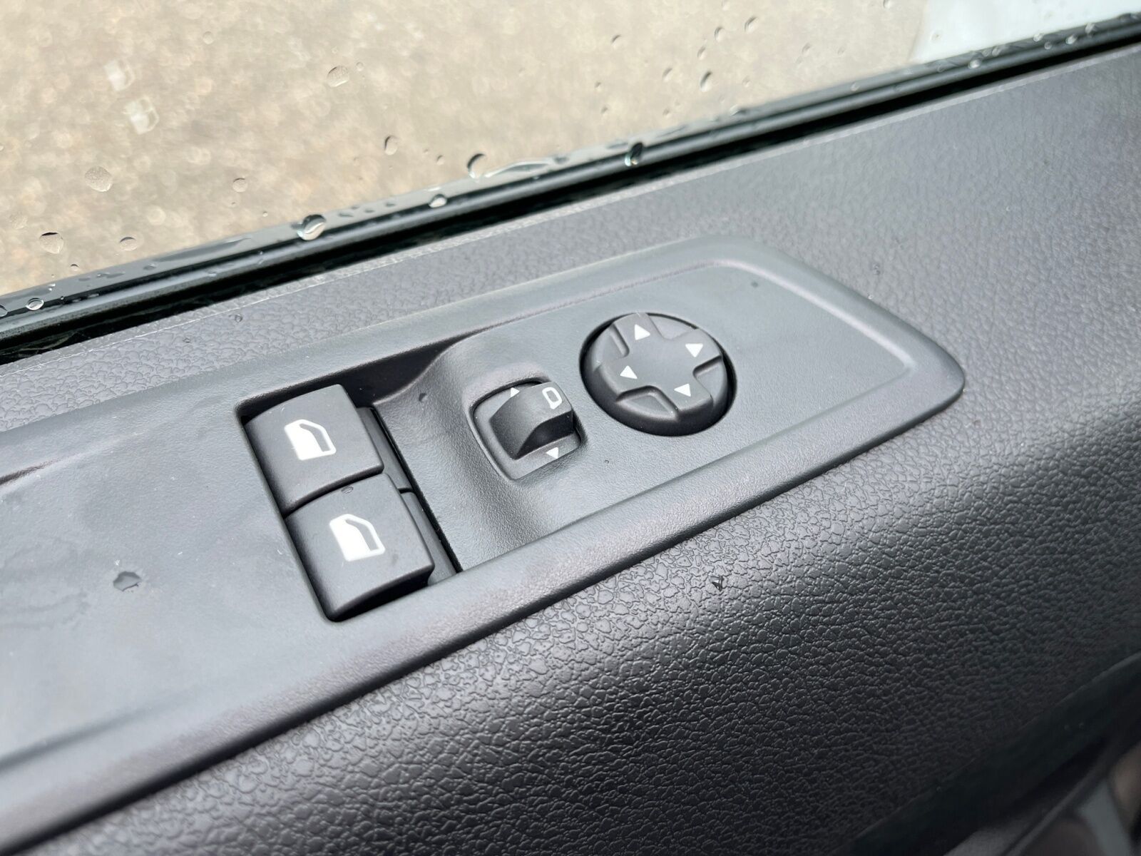 Hvid Toyota Proace Electric fra 2025 set indefra
