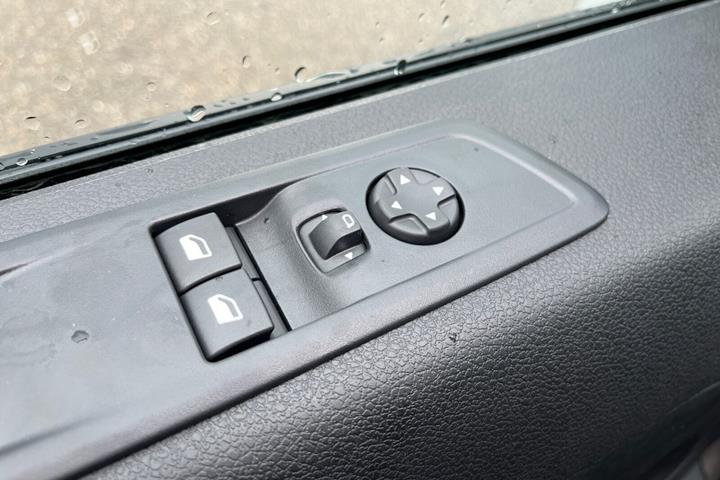 Hvid Toyota Proace Electric fra 2025 set indefra