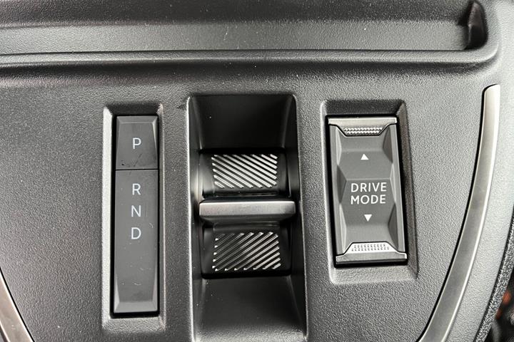 Hvid Toyota Proace Electric fra 2025 set indefra