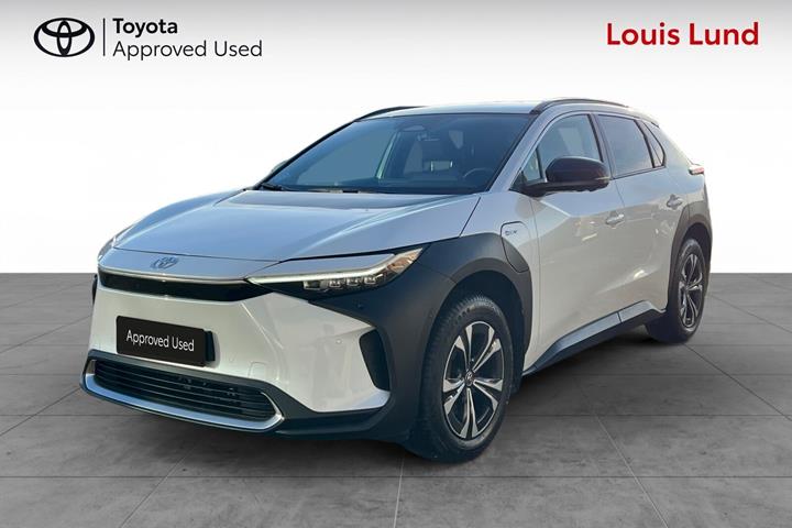 Hvid Toyota BZ4X fra 2025 set udefra
