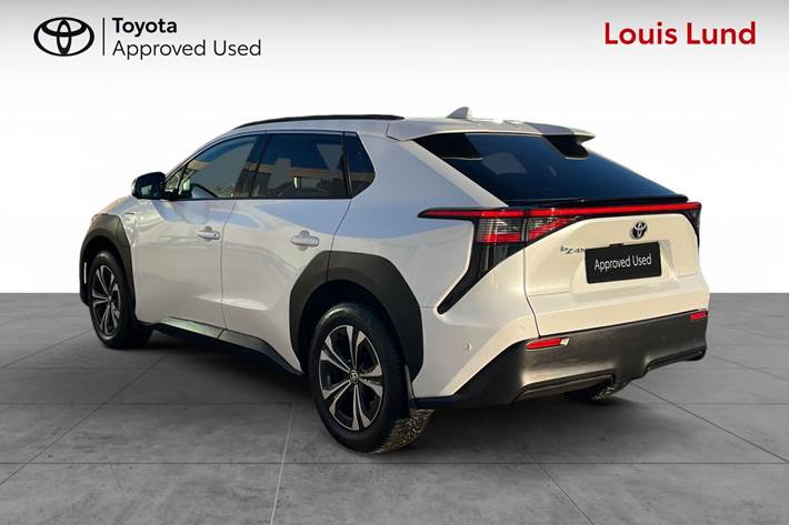 Hvid Toyota BZ4X fra 2025