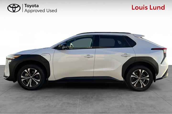 Hvid Toyota BZ4X fra 2025