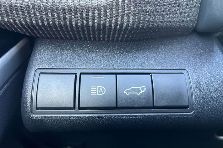 Hvid Toyota BZ4X fra 2025