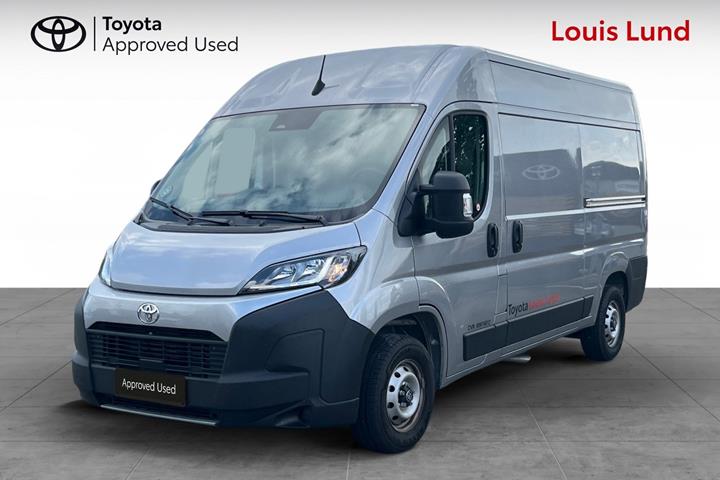 Grå Toyota Proace Max fra 2025