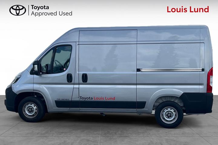 Grå Toyota Proace Max fra 2025