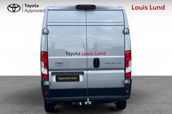 Grå Toyota Proace Max fra 2025