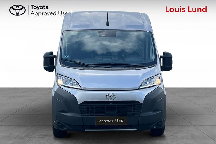 Grå Toyota Proace Max fra 2025