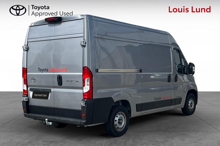 Grå Toyota Proace Max fra 2025