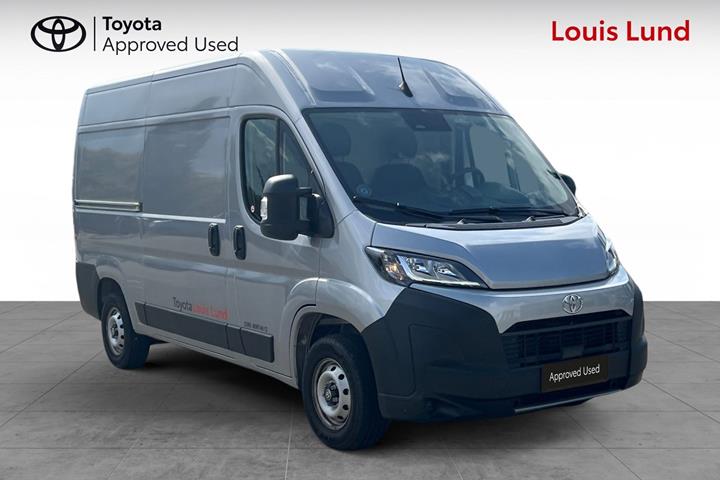 Grå Toyota Proace Max fra 2025