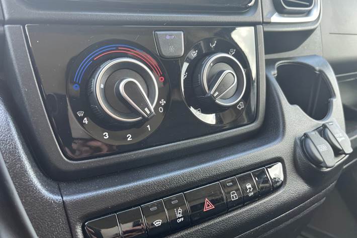 Grå Toyota Proace Max fra 2025