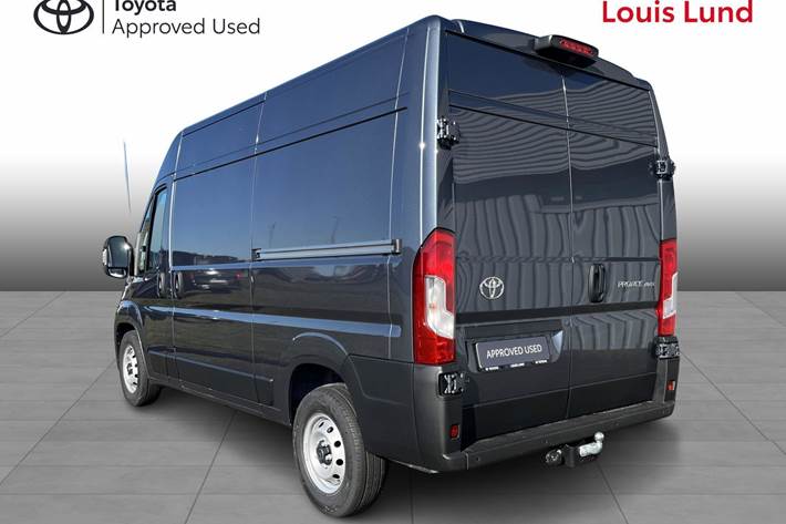 Grå Toyota Proace Max fra 2025