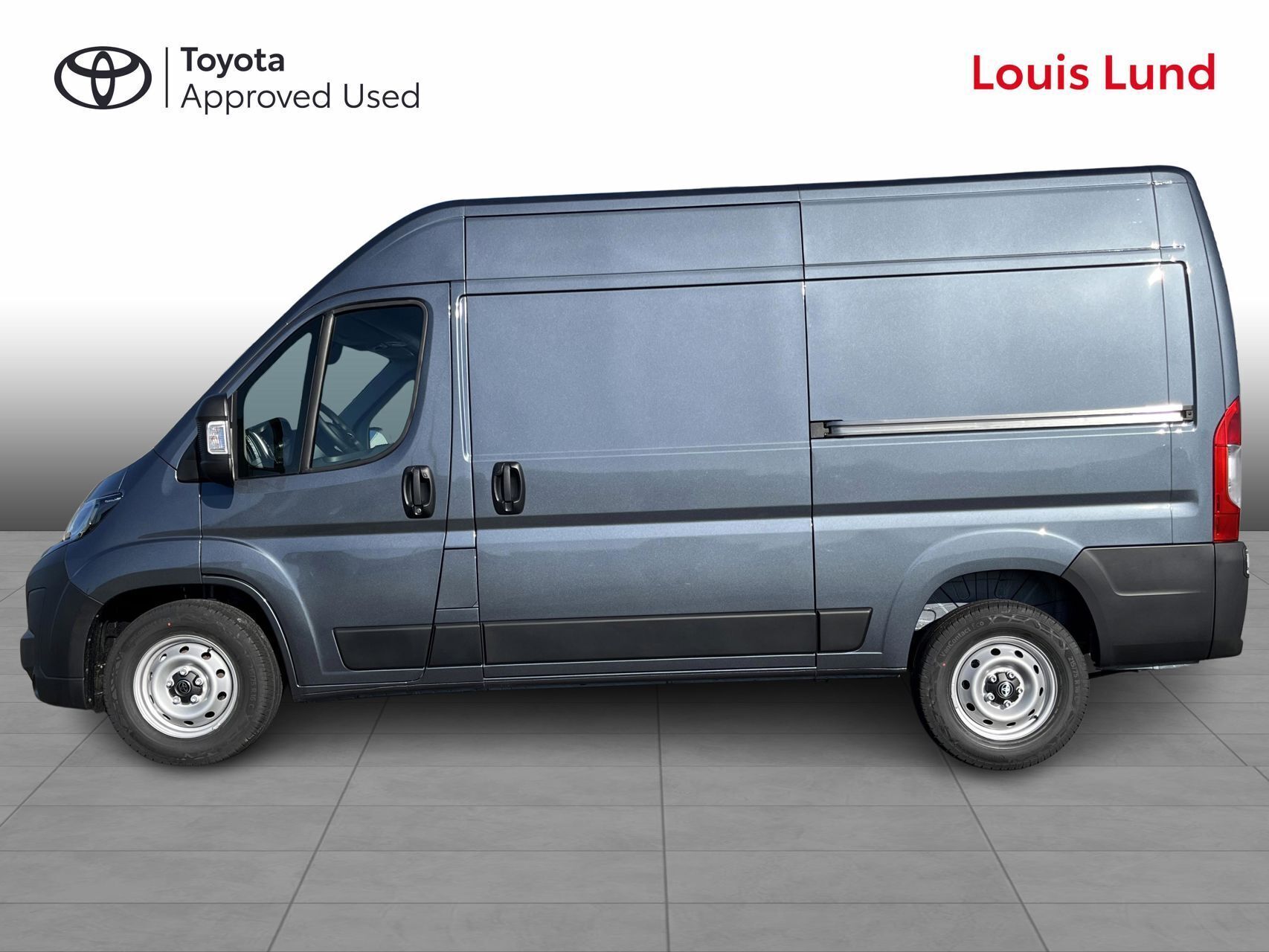 Grå Toyota Proace Max fra 2025