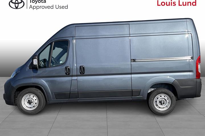 Grå Toyota Proace Max fra 2025