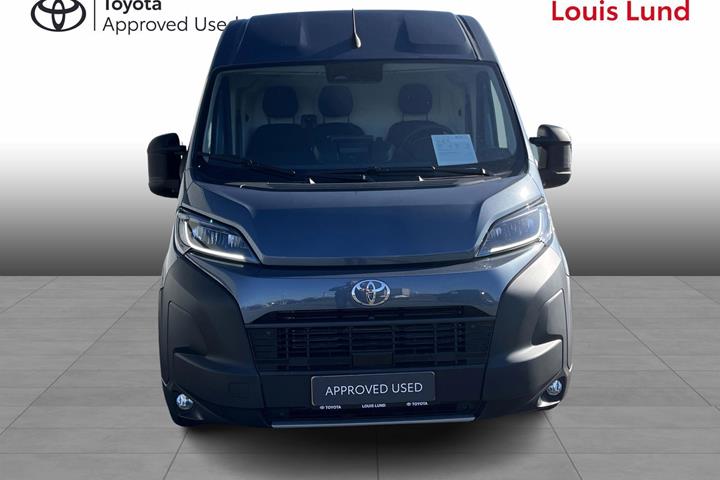 Grå Toyota Proace Max fra 2025