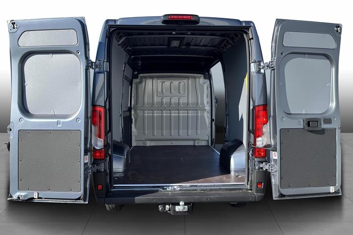 Grå Toyota Proace Max fra 2025