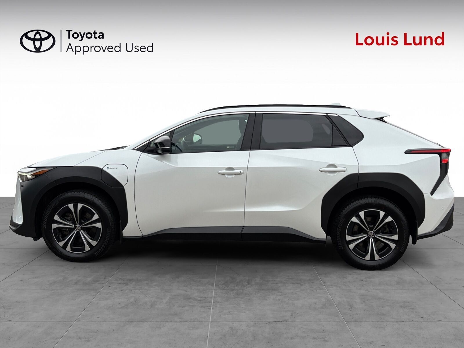 Hvid Toyota BZ4X fra 2024