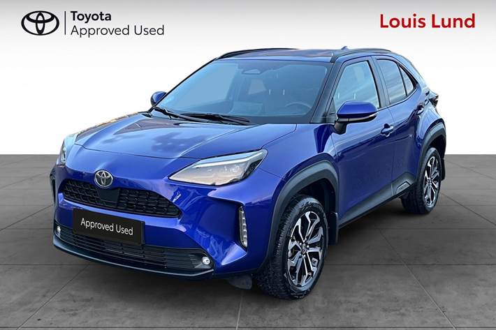 Blå Toyota Yaris Cross fra 2024 set udefra
