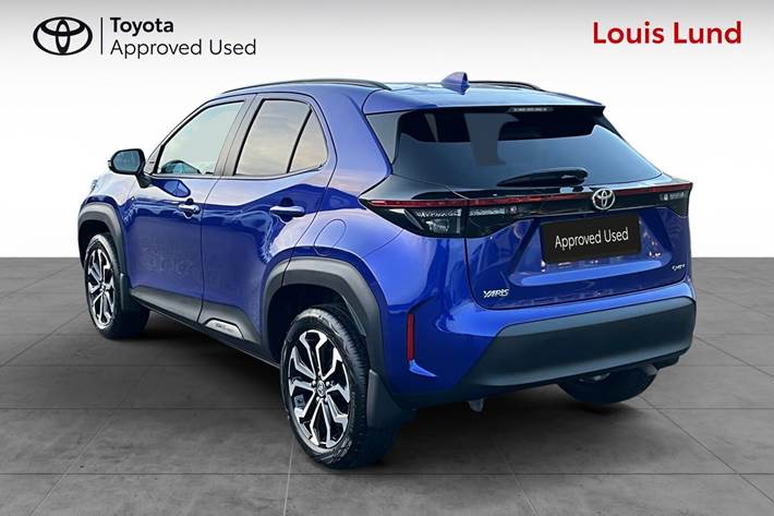 Blå Toyota Yaris Cross fra 2024