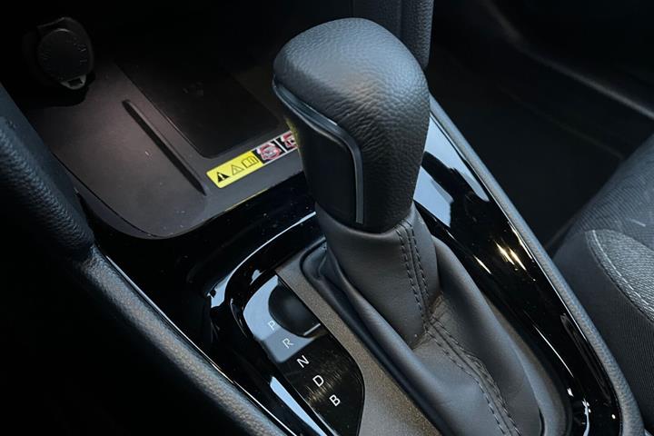 Blå Toyota Yaris Cross fra 2024