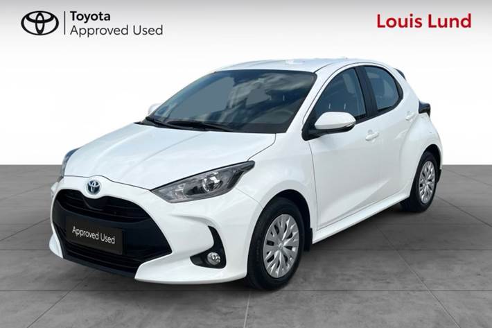 Hvid Toyota Yaris fra 2024 set udefra
