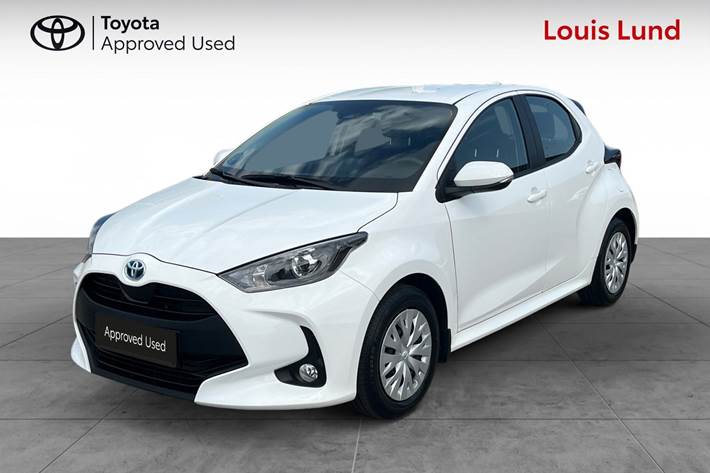 Hvid Toyota Yaris fra 2024 set udefra