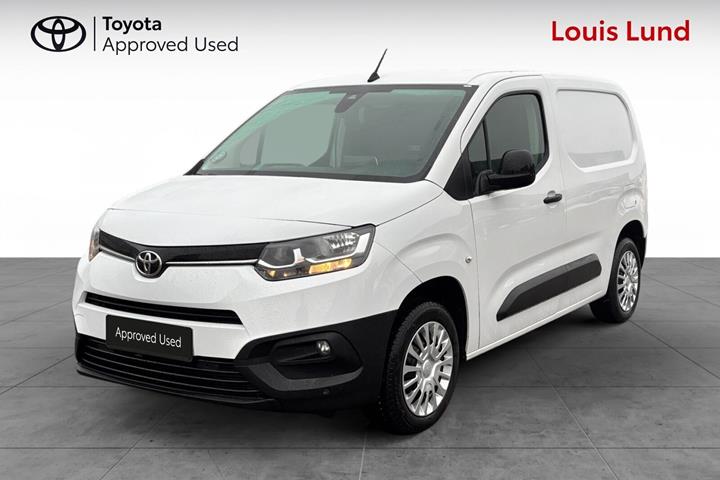 Hvid Toyota ProAce City fra 2023 set udefra