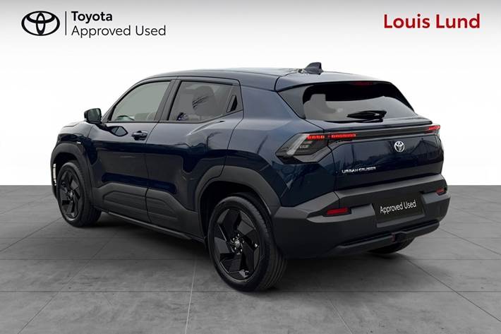 Blå Toyota Urban Cruiser fra 2026 set udefra