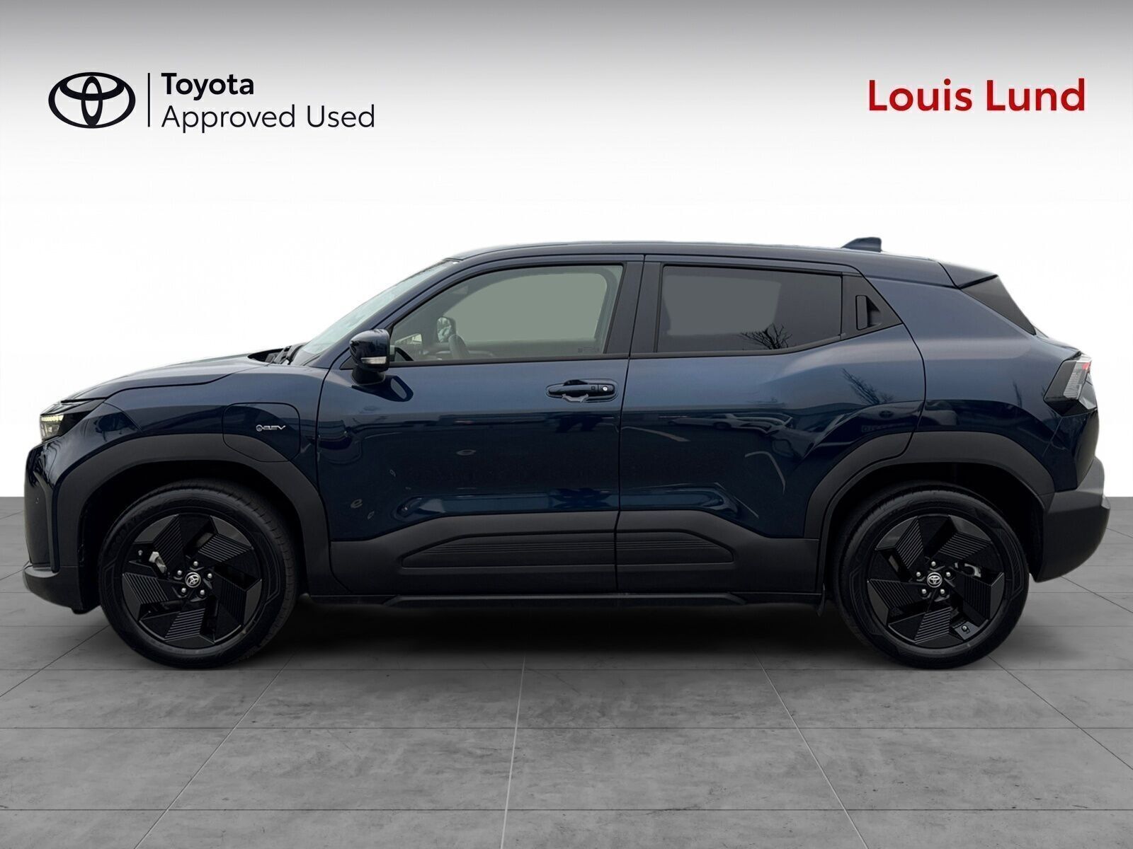 Blå Toyota Urban Cruiser fra 2026 set udefra
