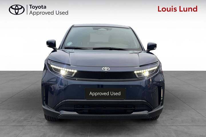 Blå Toyota Urban Cruiser fra 2026 set udefra