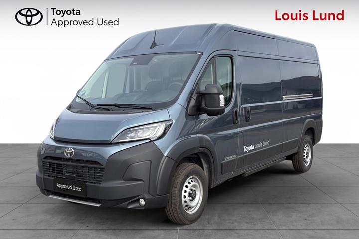 Grå Toyota Proace Max Electric fra 2025 set udefra