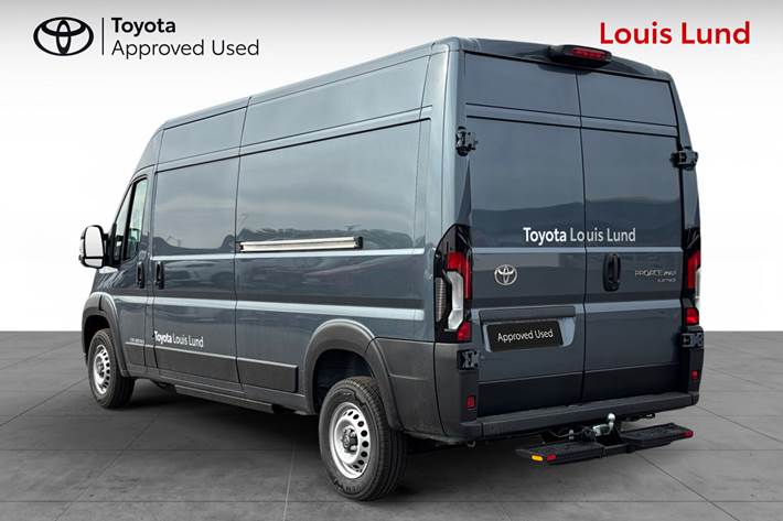 Grå Toyota Proace Max Electric fra 2025 set udefra