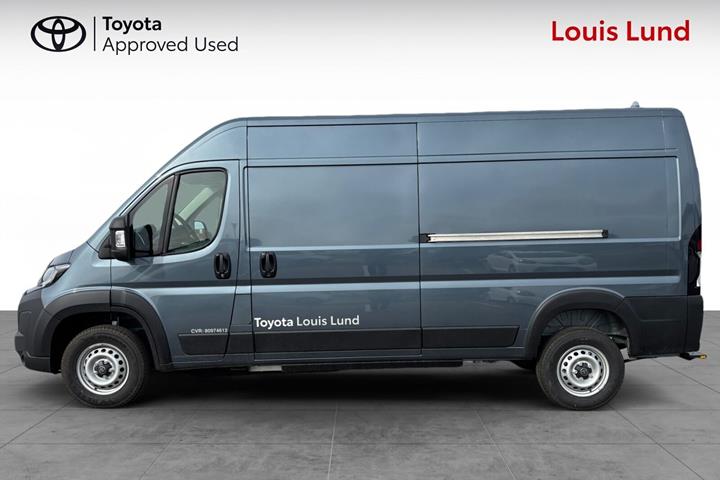 Grå Toyota Proace Max Electric fra 2025 set udefra