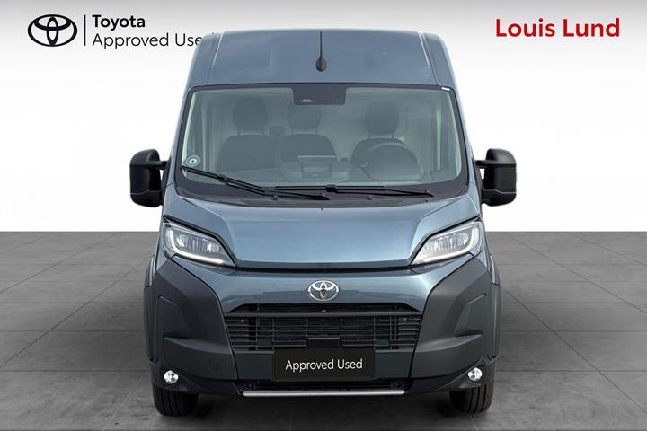 Grå Toyota Proace Max Electric fra 2025 set udefra