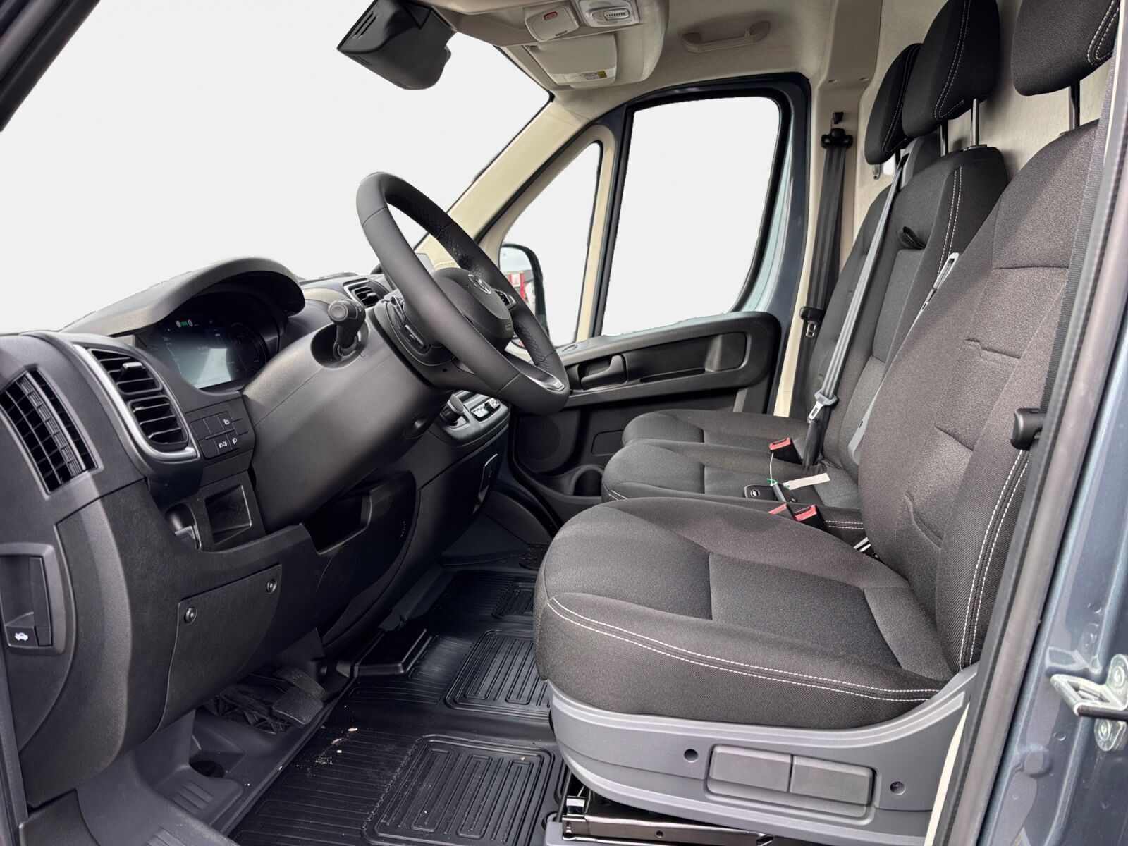 Grå Toyota Proace Max Electric fra 2025 set indefra