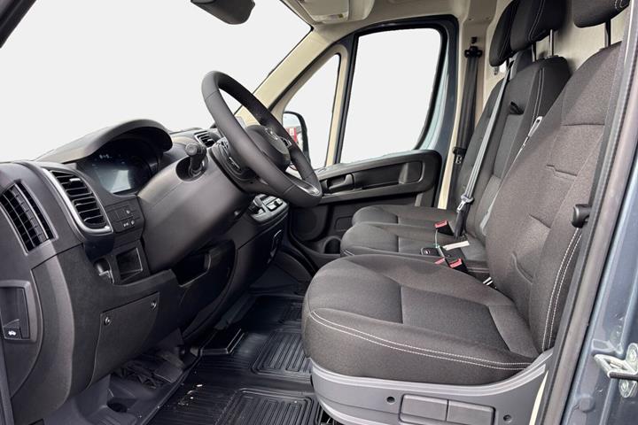 Grå Toyota Proace Max Electric fra 2025 set indefra