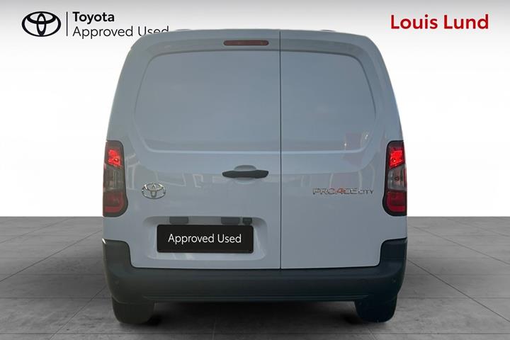 Hvid Toyota ProAce City fra 2025