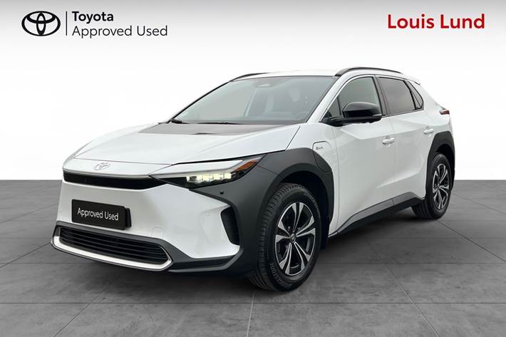 Hvid Toyota BZ4X fra 2025 set udefra