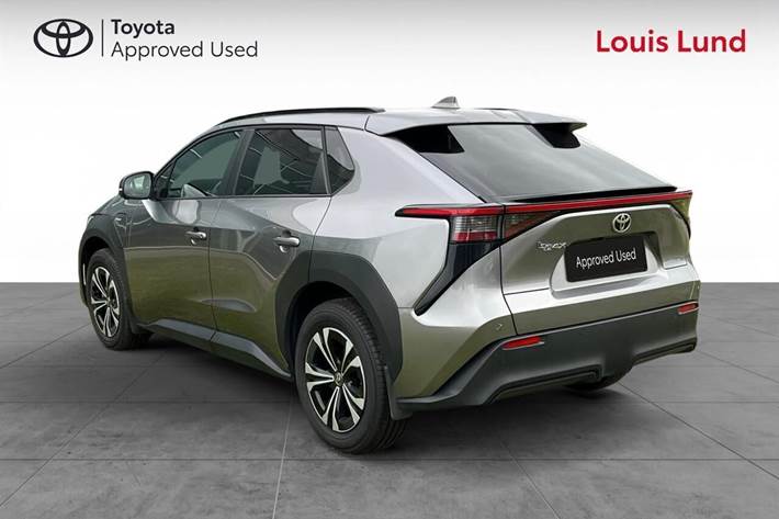 Grå Toyota BZ4X fra 2025