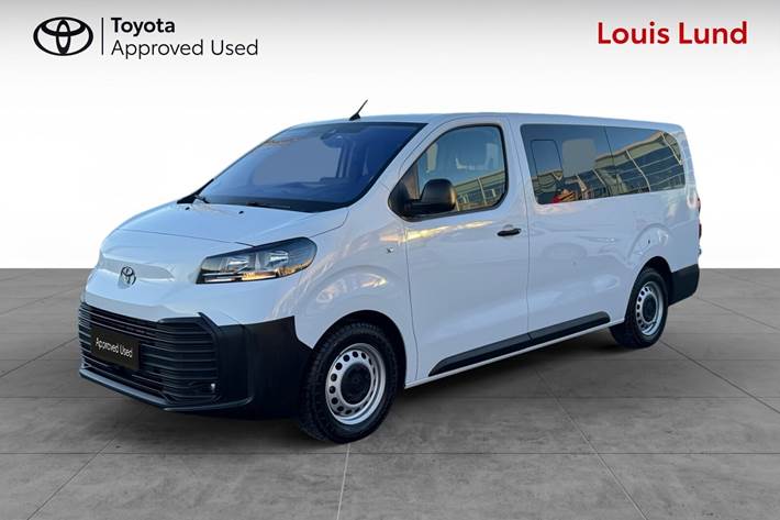 Hvid Toyota Proace Verso fra 2024 set udefra