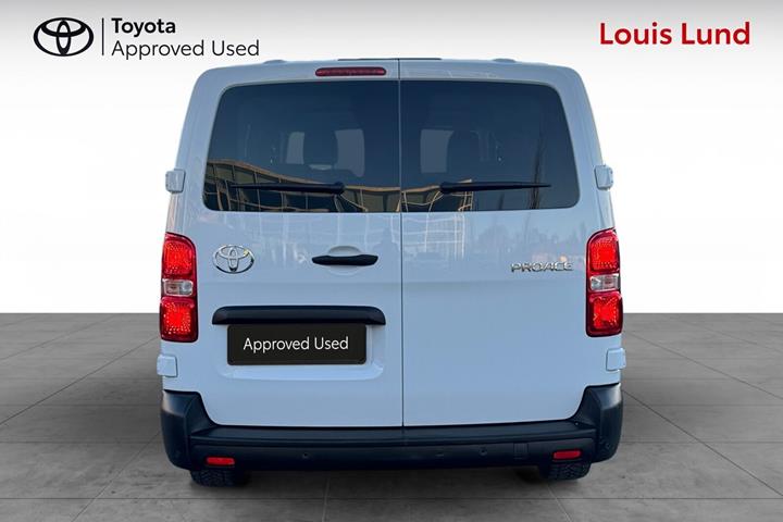 Hvid Toyota Proace Verso fra 2024