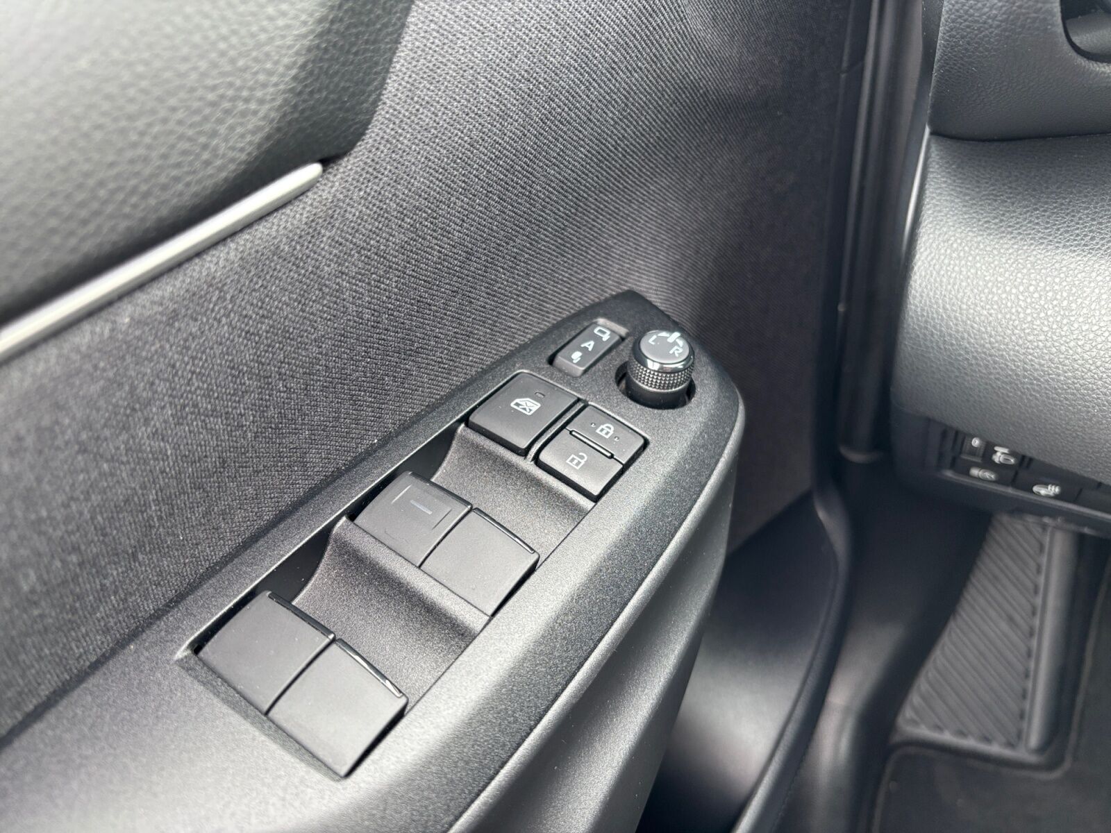 Sølv Toyota Yaris fra 2024