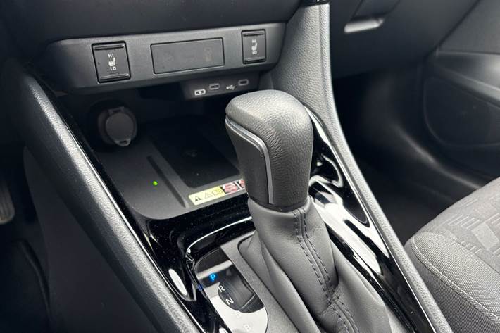 Sølv Toyota Yaris fra 2024