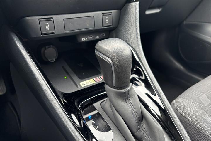 Sølv Toyota Yaris fra 2024