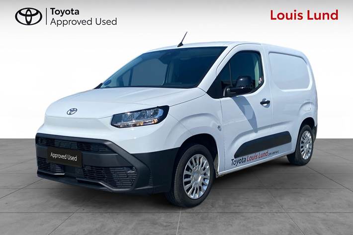 Hvid Toyota ProAce City fra 2024 set udefra