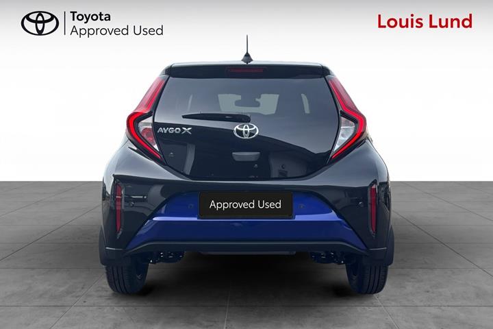 Blå Toyota Aygo X fra 2024