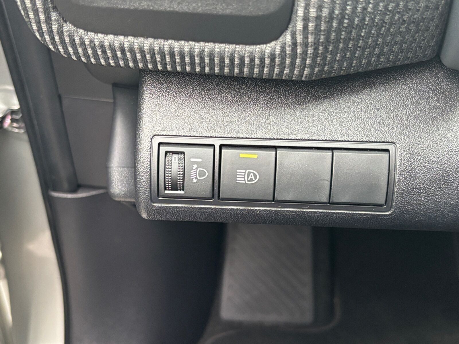 Sølv Toyota BZ4X fra 2024