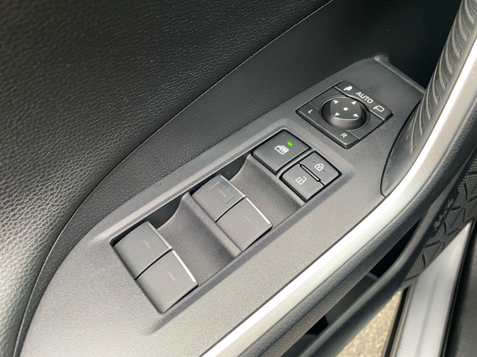 Grå Toyota RAV4 Plug-in fra 2024